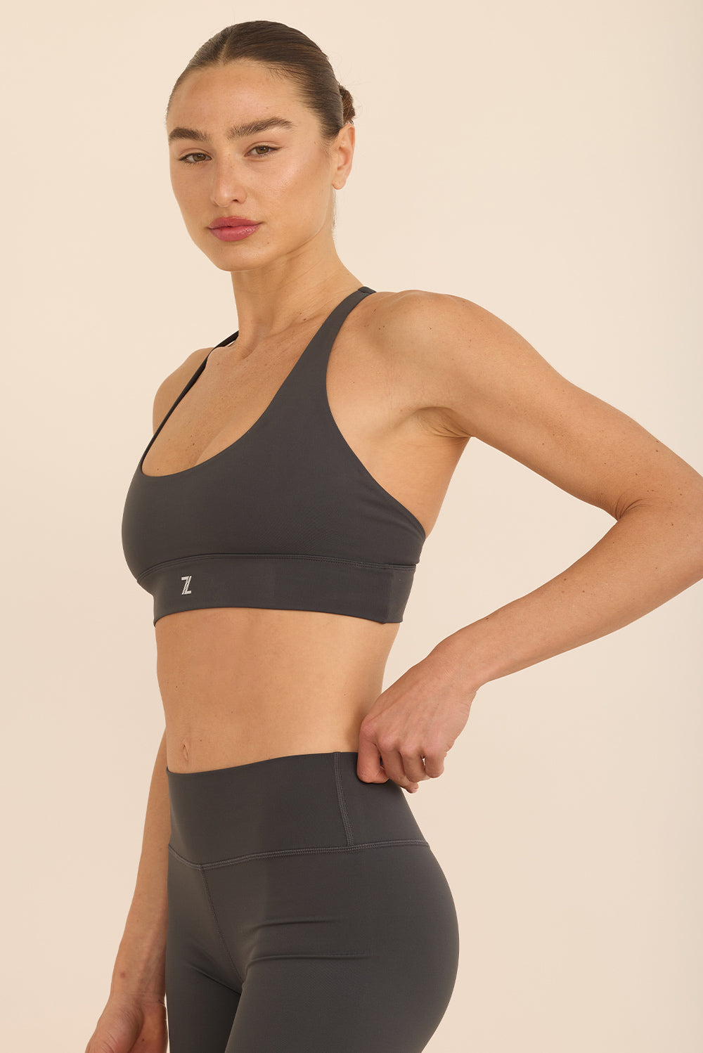 טופ מפתח עמוק מבד פוליאמיד, ללא פתח הכנסת ריפוד וללא ריפוד נשלף, בגוון אפור