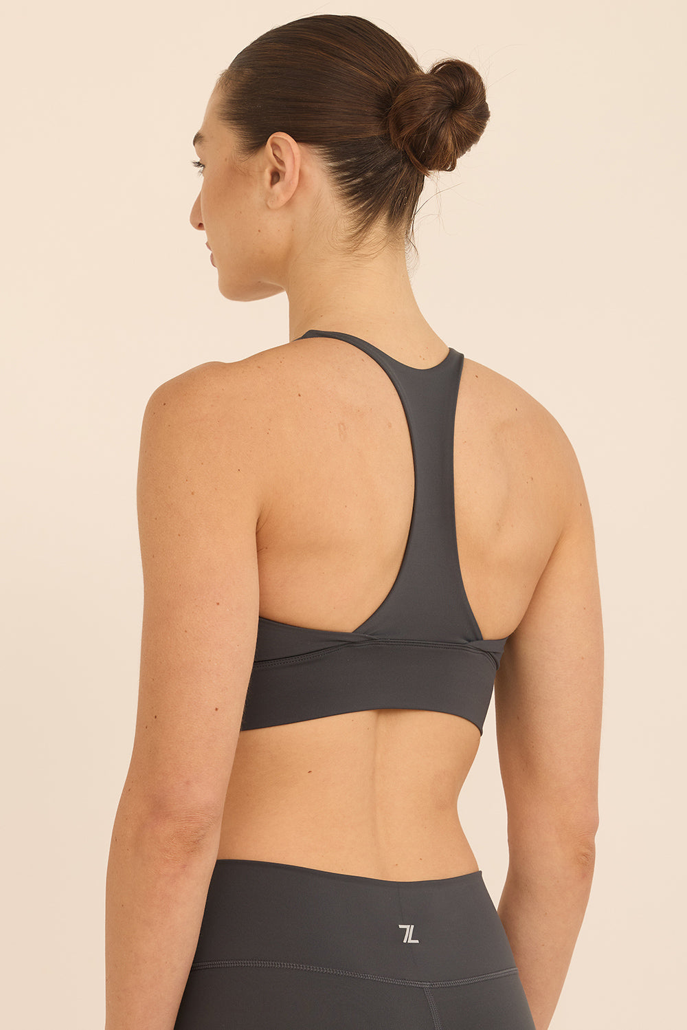 טופ מפתח עמוק מבד פוליאמיד, ללא פתח הכנסת ריפוד וללא ריפוד נשלף, בגוון אפור