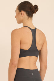 טופ מפתח עמוק מבד פוליאמיד, ללא פתח הכנסת ריפוד וללא ריפוד נשלף, בגוון אפור