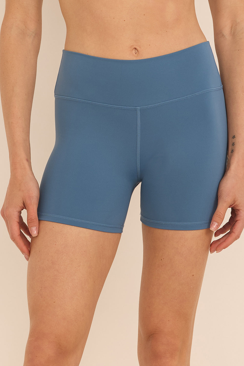 שורט מבד elevated polyamide בגוון כחול, חגורת אמצע