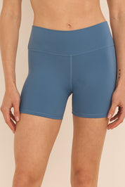 שורט מבד elevated polyamide בגוון כחול, חגורת אמצע