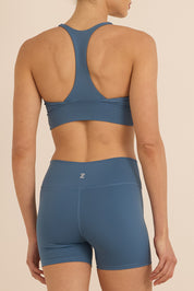 טופ מפתח עמוק מבד פוליאמיד, ללא פתח הכנסת ריפוד וללא ריפוד נשלף, בגוון כחול