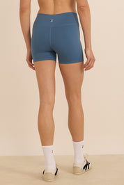 שורט מבד elevated polyamide בגוון כחול, חגורת אמצע