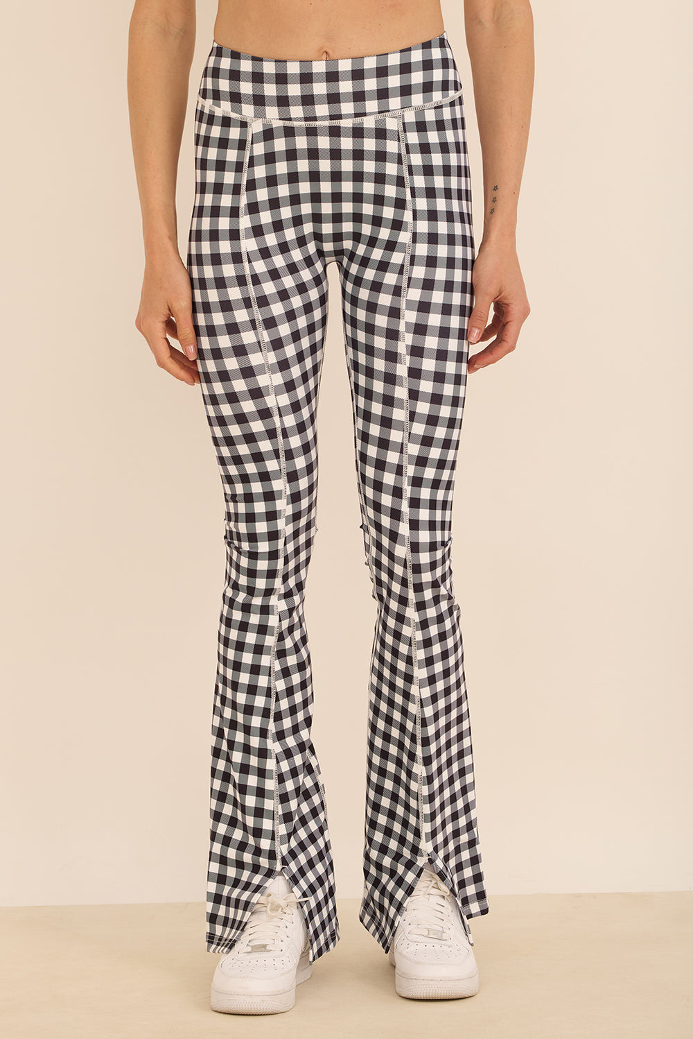 קולקציה בעיצובה של אדל בספלוב - טייץ מתרחב עם שסע/ פתח בסיומת - הדפס משבצות שחור - לבן.