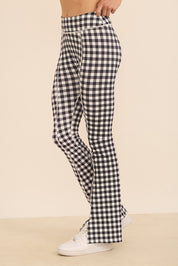 קולקציה בעיצובה של אדל בספלוב - טייץ מתרחב עם שסע/ פתח בסיומת - הדפס משבצות שחור - לבן.