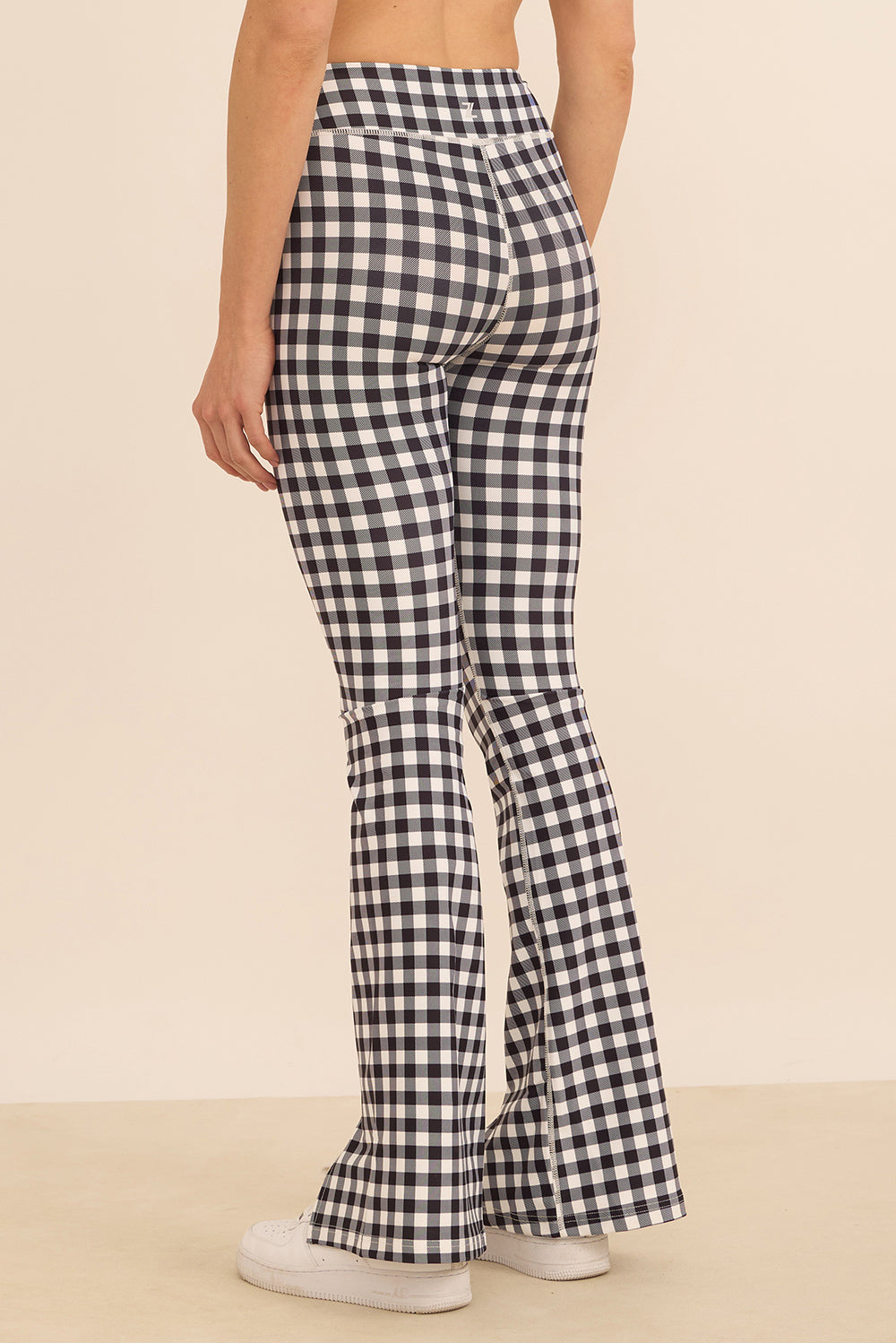 קולקציה בעיצובה של אדל בספלוב - טייץ מתרחב עם שסע/ פתח בסיומת - הדפס משבצות שחור - לבן.