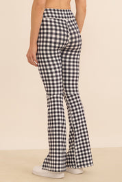 קולקציה בעיצובה של אדל בספלוב - טייץ מתרחב עם שסע/ פתח בסיומת - הדפס משבצות שחור - לבן.