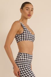 קולקציה בעיצובה של אדל בספלוב - טופ בגזרה וי - כתפיות עבות, ללא פתח להכנסת ריפוד וגם ללא ריפוד בהדפס משבצות שחור לבן.