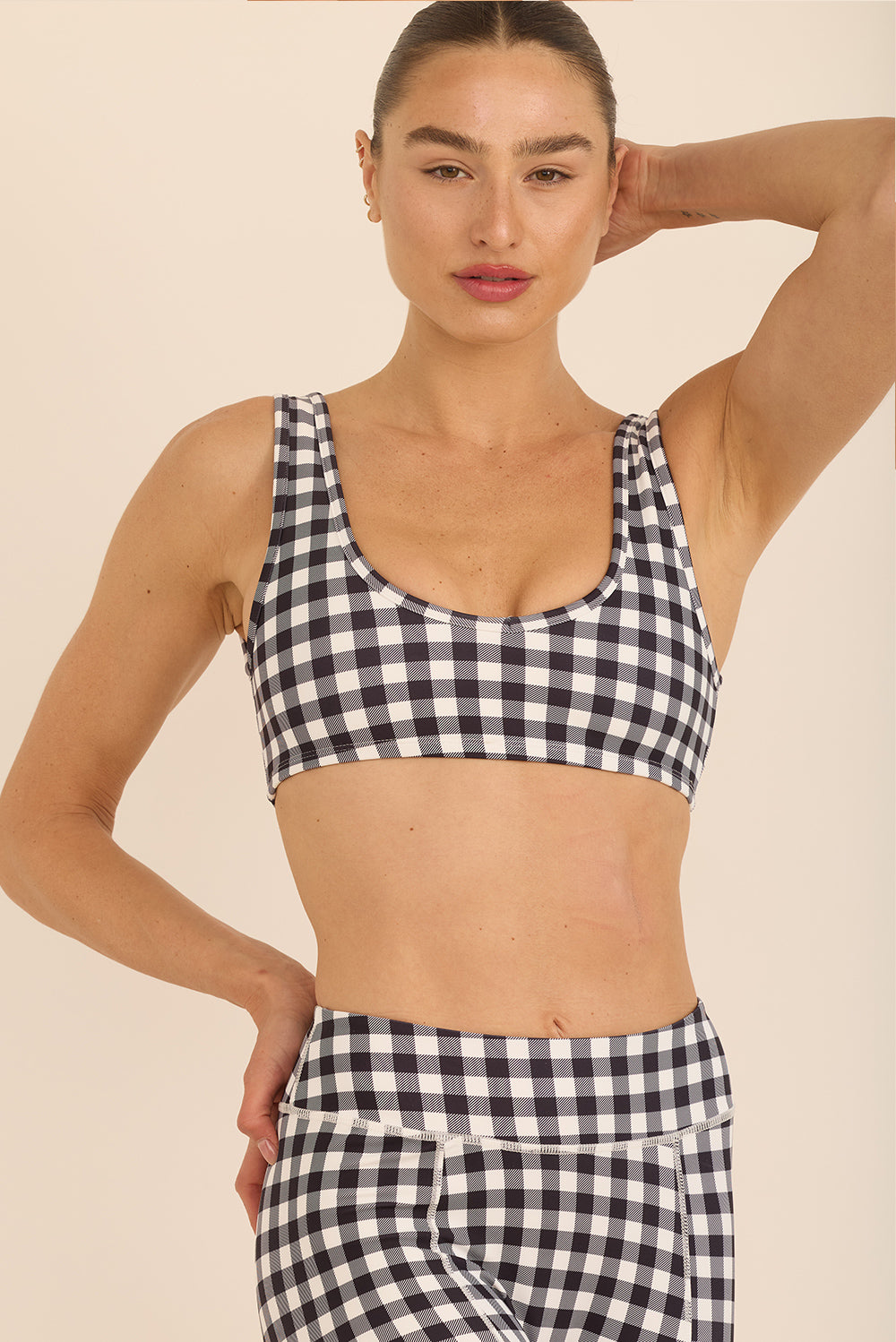 קולקציה בעיצובה של אדל בספלוב - טופ בגזרה וי - כתפיות עבות, ללא פתח להכנסת ריפוד וגם ללא ריפוד בהדפס משבצות שחור לבן.