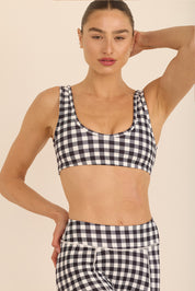 קולקציה בעיצובה של אדל בספלוב - טופ בגזרה וי - כתפיות עבות, ללא פתח להכנסת ריפוד וגם ללא ריפוד בהדפס משבצות שחור לבן.