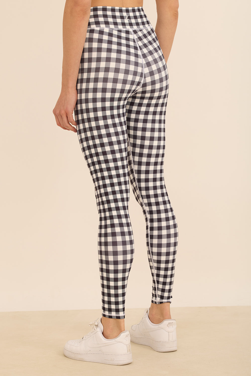 קולקציה בעיצובה של אדל בספלוב - טייץ מבד 4 כיוונים ארוך עם סיומת הדוקה, בהדפס משובץ שחור-לבן.