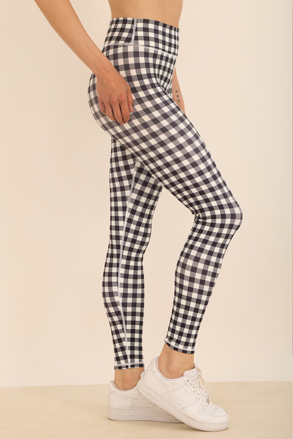 קולקציה בעיצובה של אדל בספלוב - טייץ מבד 4 כיוונים ארוך עם סיומת הדוקה, בהדפס משובץ שחור-לבן.