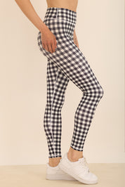 קולקציה בעיצובה של אדל בספלוב - טייץ מבד 4 כיוונים ארוך עם סיומת הדוקה, בהדפס משובץ שחור-לבן.