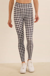 קולקציה בעיצובה של אדל בספלוב - טייץ מבד 4 כיוונים ארוך עם סיומת הדוקה, בהדפס משובץ שחור-לבן.