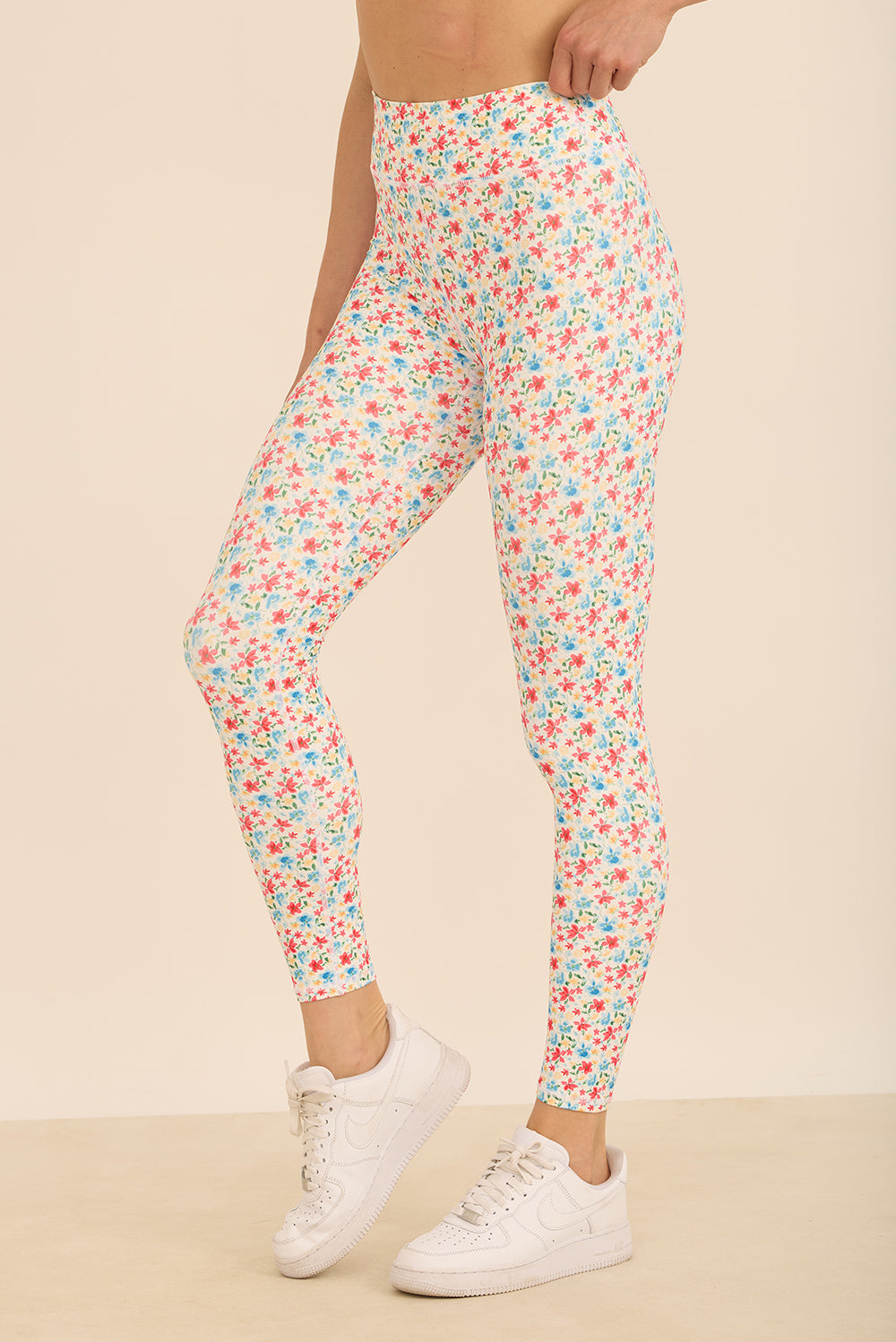 קולקציה בעיצובה של אדל בספלוב - טייץ מבד 4 כיוונים ארוך עם סיומת הדוקה, בהדפס פרחוני.