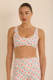 קולקציה בעיצובה של אדל בספלוב - טופ בגזרה וי - כתפיות עבות, ללא פתח להכנסת ריפוד וגם ללא ריפוד בהדפס פרחוני.