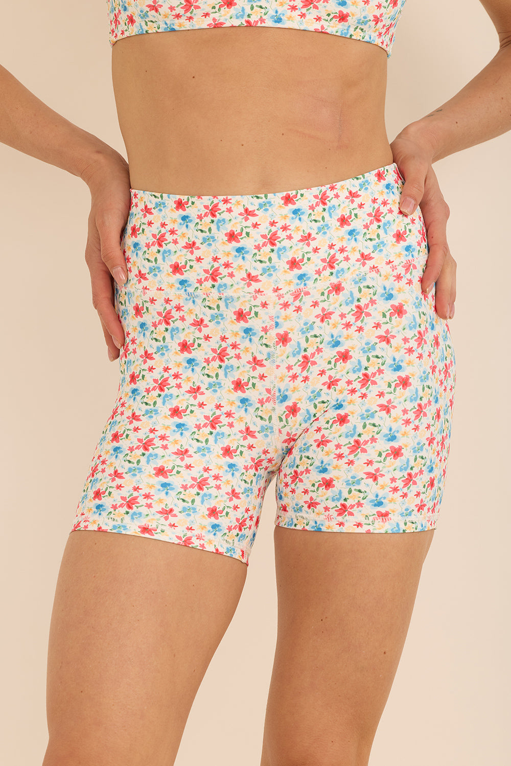 קולקציה בעיצובה של אדל בספלוב - שורט קצר מבד 4 כיוונים בהדפס פרחוני.