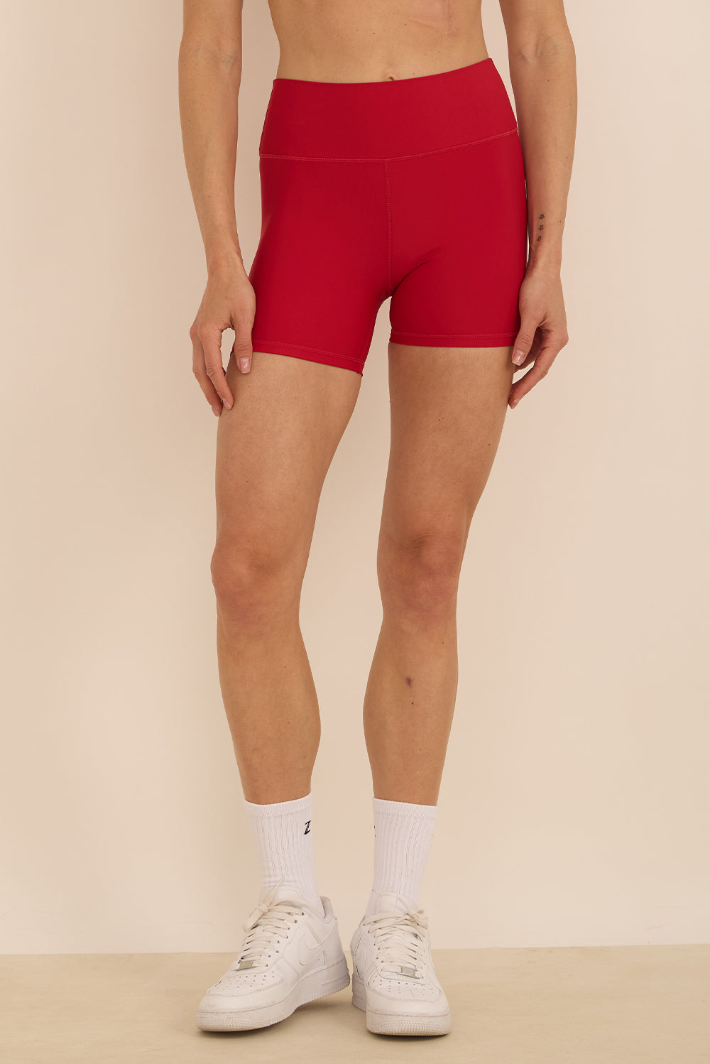 קולקציה בעיצובה של אדל בספלוב - שורט קצר מבד 4 כיוונים בגוון בורדו.