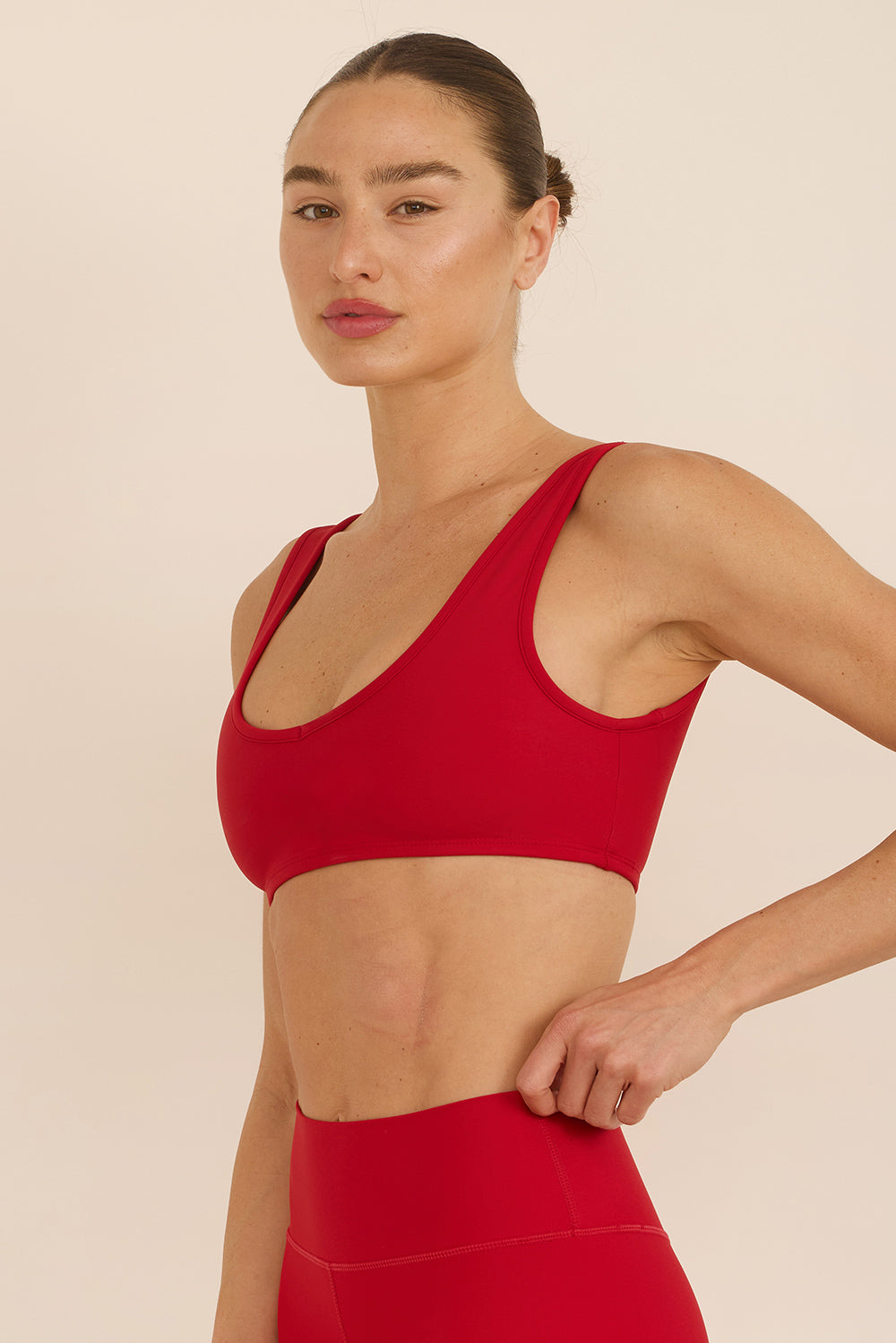 קולקציה בעיצובה של אדל בספלוב - טופ בגזרה וי - כתפיות עבות, ללא פתח להכנסת ריפוד וגם ללא ריפוד בהדפס בגוון בורדו.