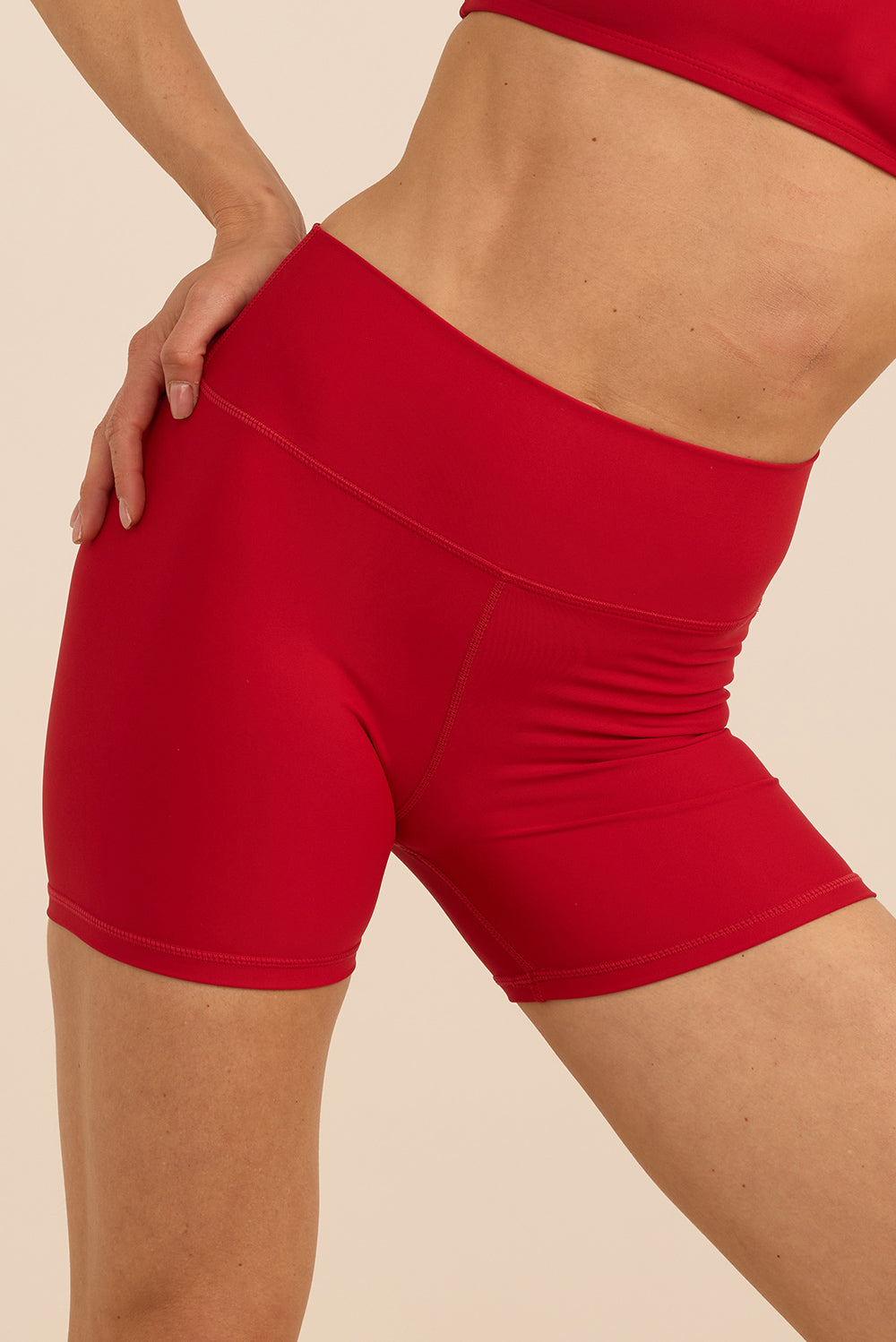 קולקציה בעיצובה של אדל בספלוב - שורט קצר מבד 4 כיוונים בגוון בורדו.