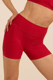 קולקציה בעיצובה של אדל בספלוב - שורט קצר מבד 4 כיוונים בגוון בורדו.