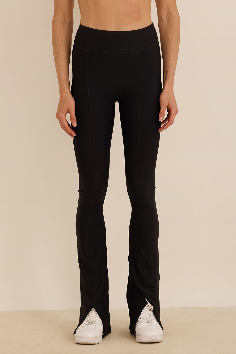 קולקציה בעיצובה של אדל בספלוב -טייץ פדלפון מתרחב עם שסע בסיומת בגוון שחור