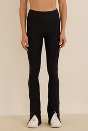 קולקציה בעיצובה של אדל בספלוב -טייץ פדלפון מתרחב עם שסע בסיומת בגוון שחור