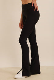 קולקציה בעיצובה של אדל בספלוב -טייץ פדלפון מתרחב עם שסע בסיומת בגוון שחור