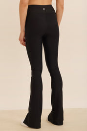 קולקציה בעיצובה של אדל בספלוב -טייץ פדלפון מתרחב עם שסע בסיומת בגוון שחור