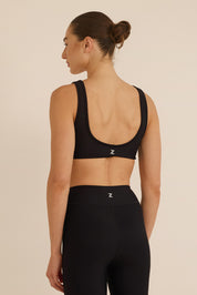 קולקציה בעיצובה של אדל בספלוב - טופ בגזרה וי - כתפיות עבות, ללא פתח להכנסת ריפוד וגם ללא ריפוד בהדפס בגוון שחור.