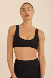 קולקציה בעיצובה של אדל בספלוב - טופ בגזרה וי - כתפיות עבות, ללא פתח להכנסת ריפוד וגם ללא ריפוד בהדפס בגוון שחור.