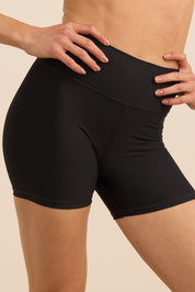 קולקציית אדל - שורט קצר מבד 4 כיוונים  בגוון שחור