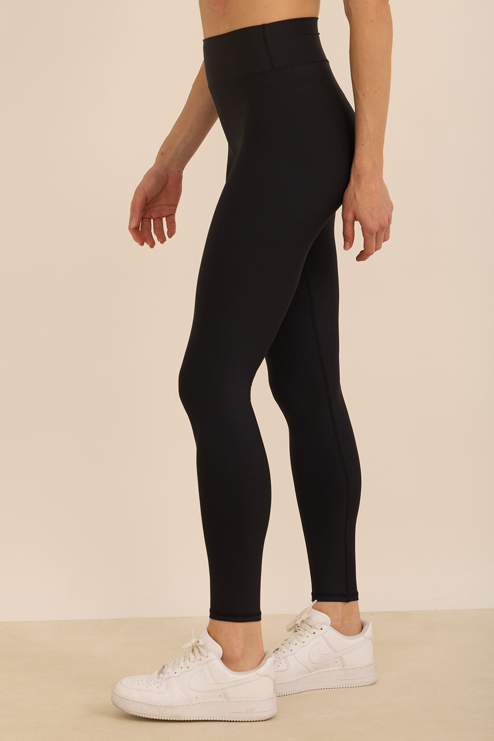 קולקציית אדל - טייץ 4 כיוונים ארוך באורך חגורה קצר יותר, בגוון שחור