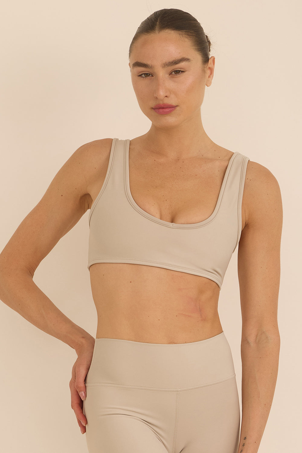 קולקציה בעיצובה של אדל בספלוב - טופ בגזרה וי - כתפיות עבות, ללא פתח להכנסת ריפוד וגם ללא ריפוד בהדפס בגוון אבן.