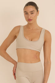 קולקציה בעיצובה של אדל בספלוב - טופ בגזרה וי - כתפיות עבות, ללא פתח להכנסת ריפוד וגם ללא ריפוד בהדפס בגוון אבן.