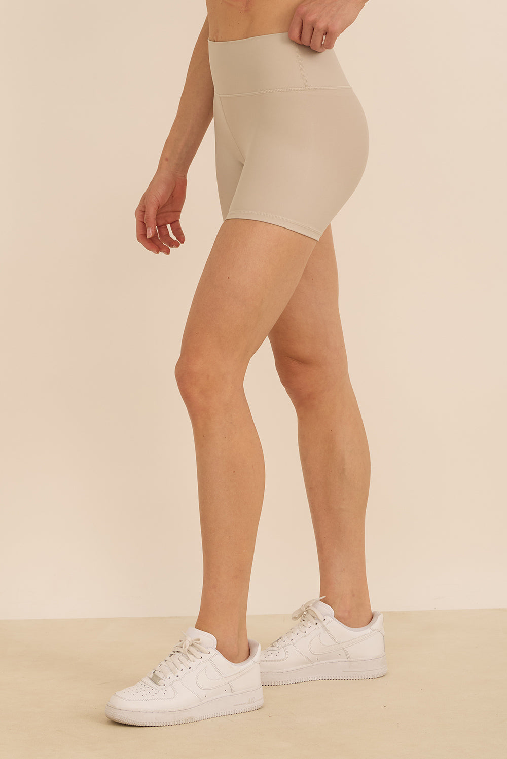 קולקציה בעיצובה של אדל בספלוב - שורט קצר מבד 4 כיוונים בגוון אבן.