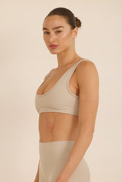 קולקציה בעיצובה של אדל בספלוב - טופ בגזרה וי - כתפיות עבות, ללא פתח להכנסת ריפוד וגם ללא ריפוד בהדפס בגוון אבן.