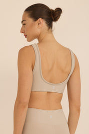 קולקציה בעיצובה של אדל בספלוב - טופ בגזרה וי - כתפיות עבות, ללא פתח להכנסת ריפוד וגם ללא ריפוד בהדפס בגוון אבן.