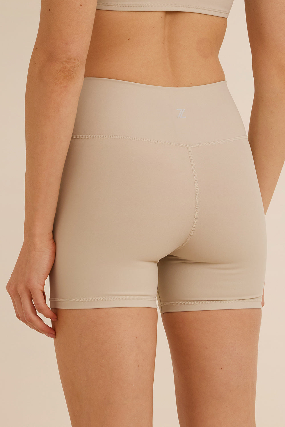 קולקציה בעיצובה של אדל בספלוב - שורט קצר מבד 4 כיוונים בגוון אבן.