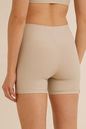 קולקציה בעיצובה של אדל בספלוב - שורט קצר מבד 4 כיוונים בגוון אבן.