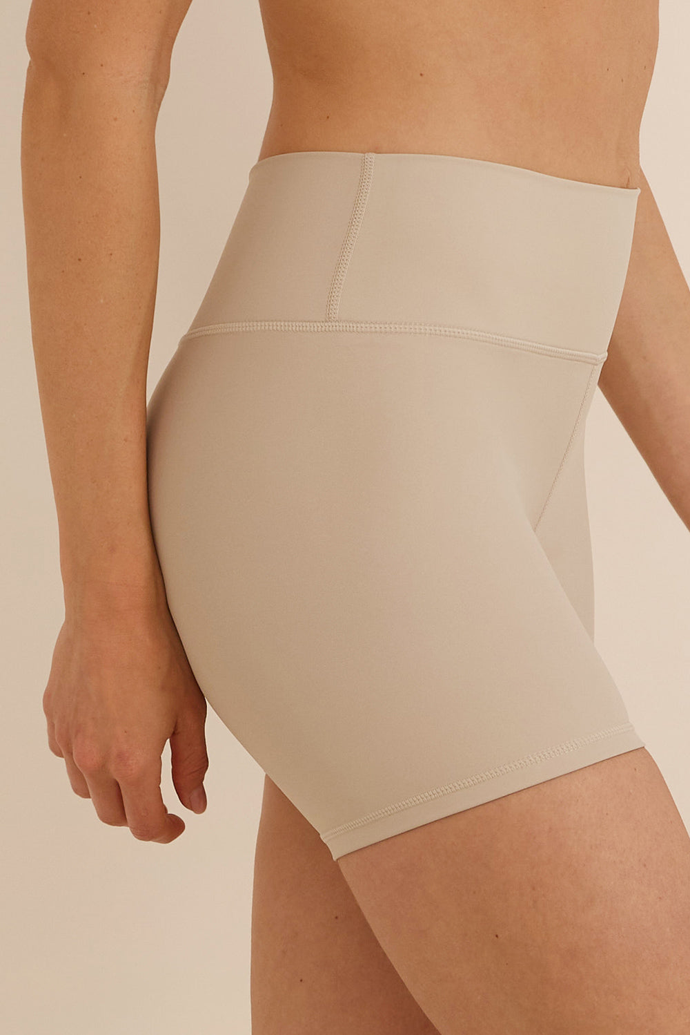 קולקציה בעיצובה של אדל בספלוב - שורט קצר מבד 4 כיוונים בגוון אבן.