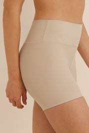 קולקציה בעיצובה של אדל בספלוב - שורט קצר מבד 4 כיוונים בגוון אבן.