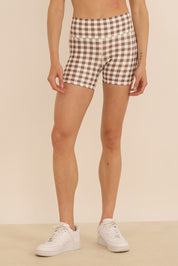 קולקציה בעיצובה של אדל בספלוב - שורט קצר מבד 4 כיוונים בהדפס משבצות חום לבן.