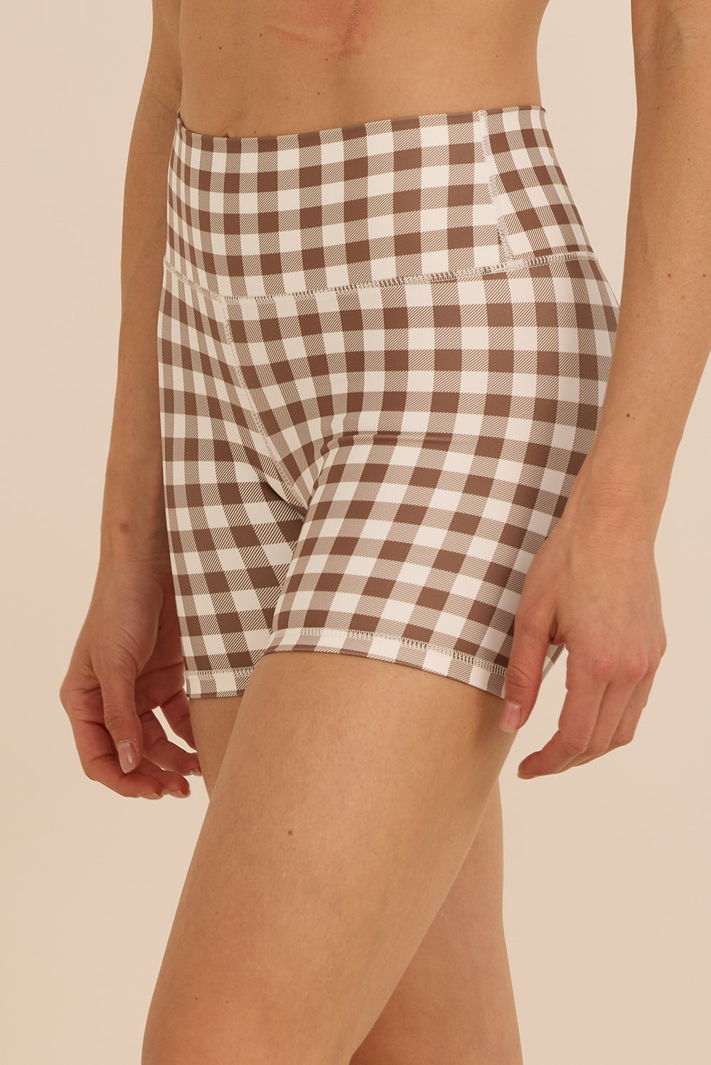 קולקציה בעיצובה של אדל בספלוב - שורט קצר מבד 4 כיוונים בהדפס משבצות חום לבן.
