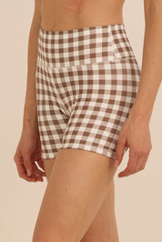 קולקציה בעיצובה של אדל בספלוב - שורט קצר מבד 4 כיוונים בהדפס משבצות חום לבן.