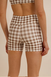 קולקציה בעיצובה של אדל בספלוב - שורט קצר מבד 4 כיוונים בהדפס משבצות חום לבן.