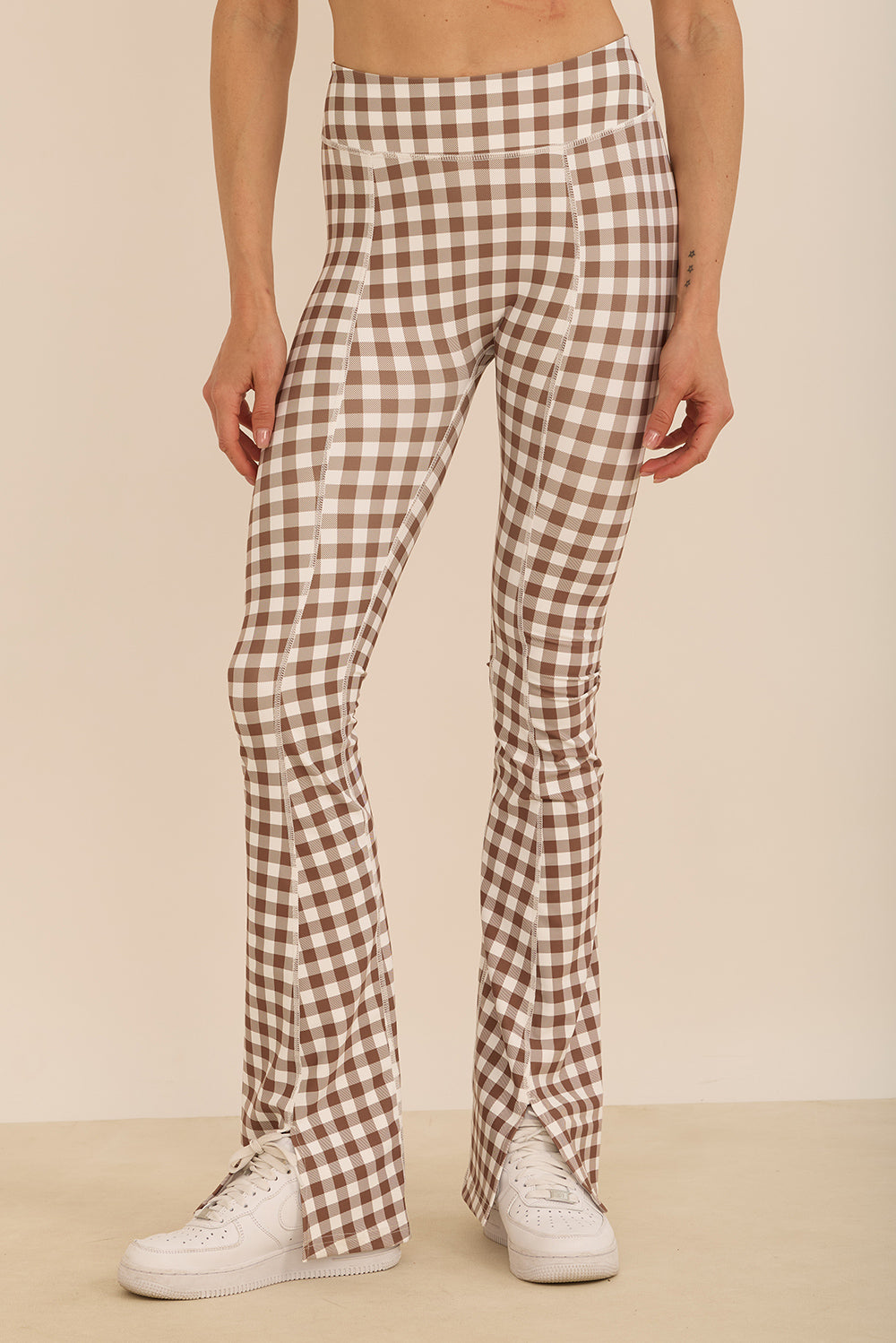 קולקציה בעיצובה של אדל בספלוב - טייץ מתרחב עם שסע/ פתח בסיומת - הדפס משבצות חום - לבן.