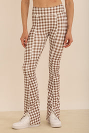 קולקציה בעיצובה של אדל בספלוב - טייץ מתרחב עם שסע/ פתח בסיומת - הדפס משבצות חום - לבן.