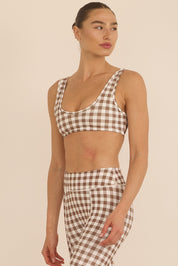 קולקציה בעיצובה של אדל בספלוב - טופ בגזרה וי - כתפיות עבות, ללא פתח להכנסת ריפוד וגם ללא ריפוד בהדפס משבצות חום לבן.