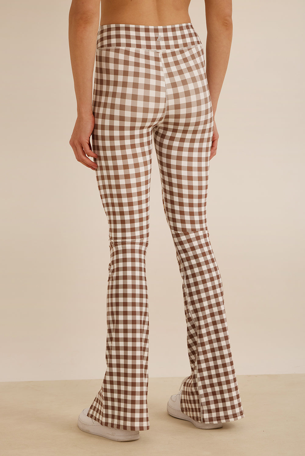 קולקציה בעיצובה של אדל בספלוב - טייץ מתרחב עם שסע/ פתח בסיומת - הדפס משבצות חום - לבן.